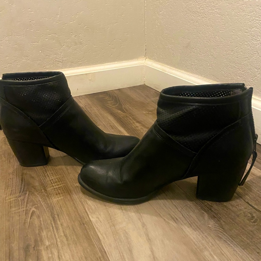 White Mountain Women’s Black Ankle Booties rear zip up size 8.0